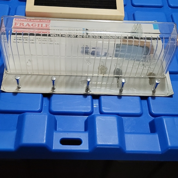 NWT Inter design wall mount key rack and organizerMounting hardware included - Picture 4 of 4